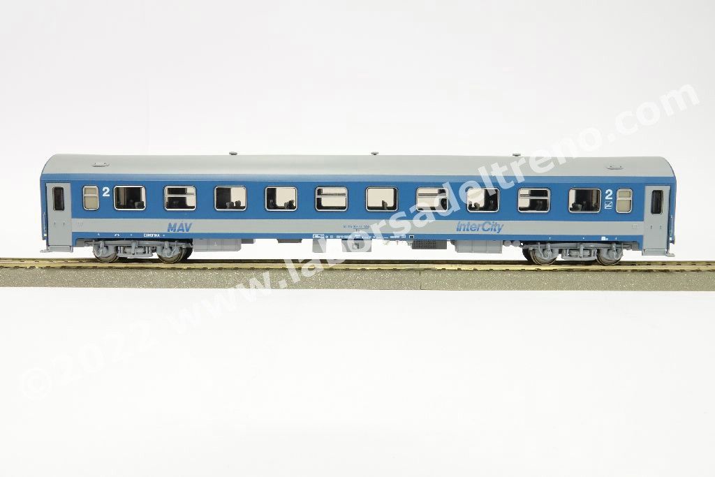 Set Intercity MAV, con una 1a cl. Apee, una 2a cl. Bpee e una ristorante tipo Bautzen, livrea IC, ep. V/VI