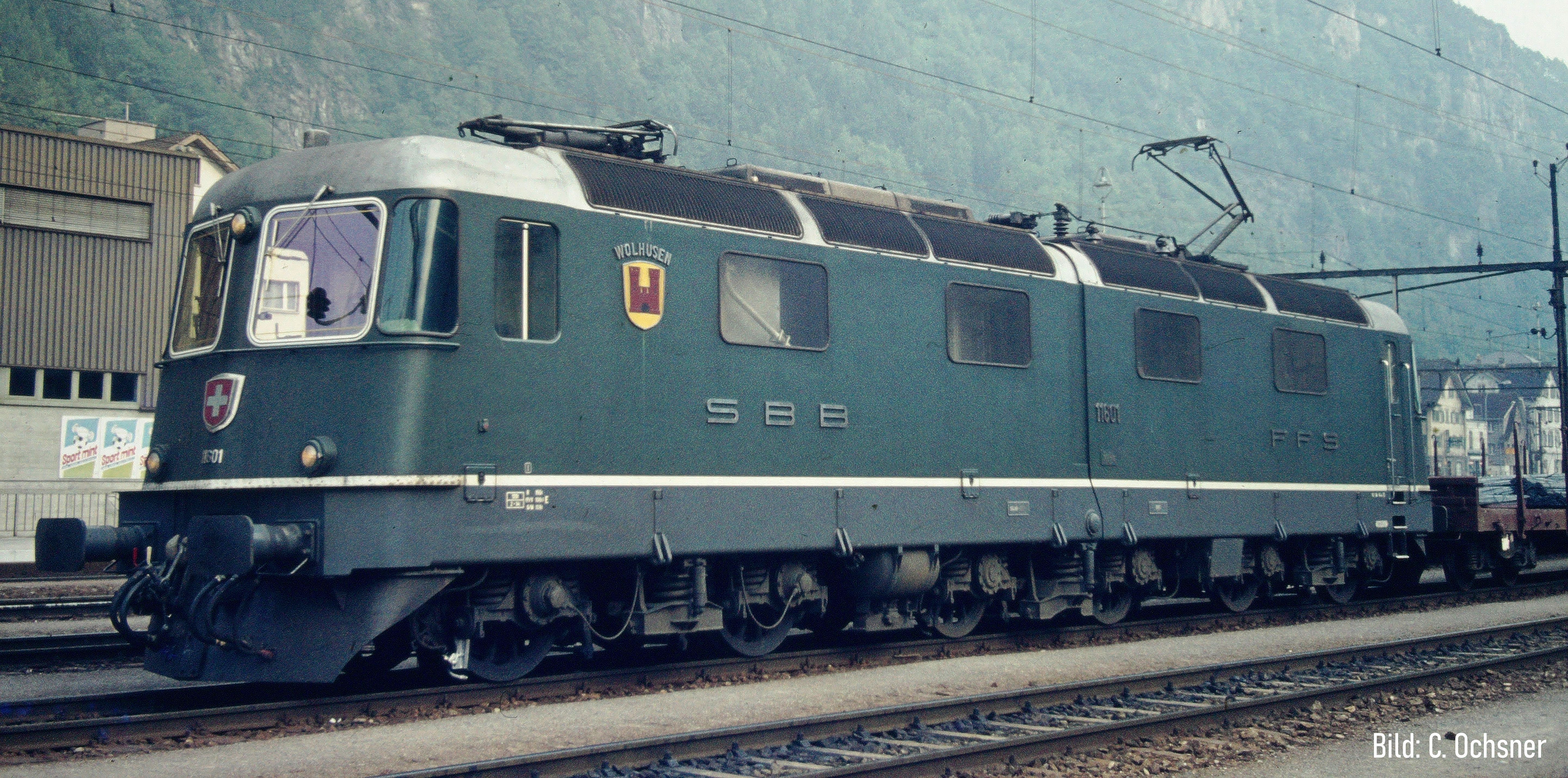 Locomotiva elettrica SBB Re 6/6 11601 'Wolhusen' Prototipo con due semicasse per movimento verticale dei telai, fanali tondi, livrea verde, epoca III/IV