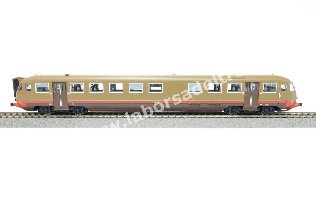 Rimorchiata FS Le 800.011 attrezzata con Ripetizione Segnali, livrea castano/isabella con fascia rossa, fanali moderni, ep. IV - Ill.ne interna