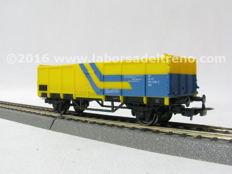 Carro aperto FS a due assi, tipo Vud, Milano Sm.to, livrea gialla con fasce blu, epoca IV