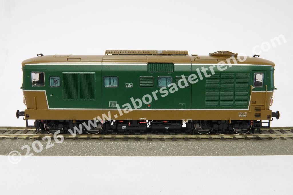 Locomotiva diesel FS D 345 1084 di 1° Serie, dep. Verona, vetri piani, livrea verde/isabella, epoca III/IV