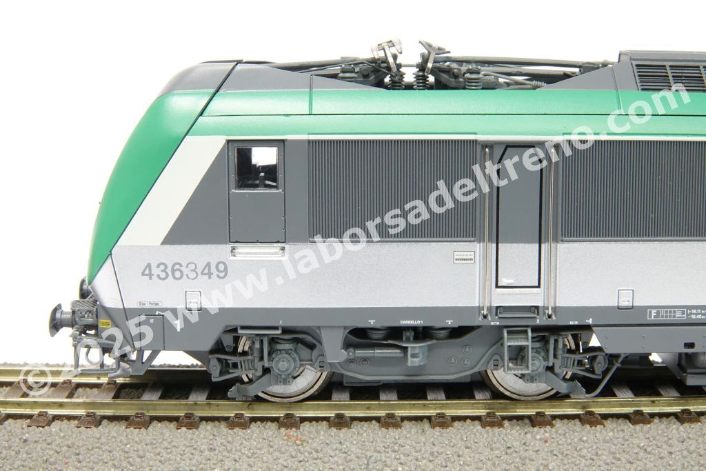 Locomotiva elettrica bitensione SNCF BB 436349 'Astride' per interoperabilità con Italia, livrea argento con fascia verde e fascia anti-infortunistica, epoca V/VI