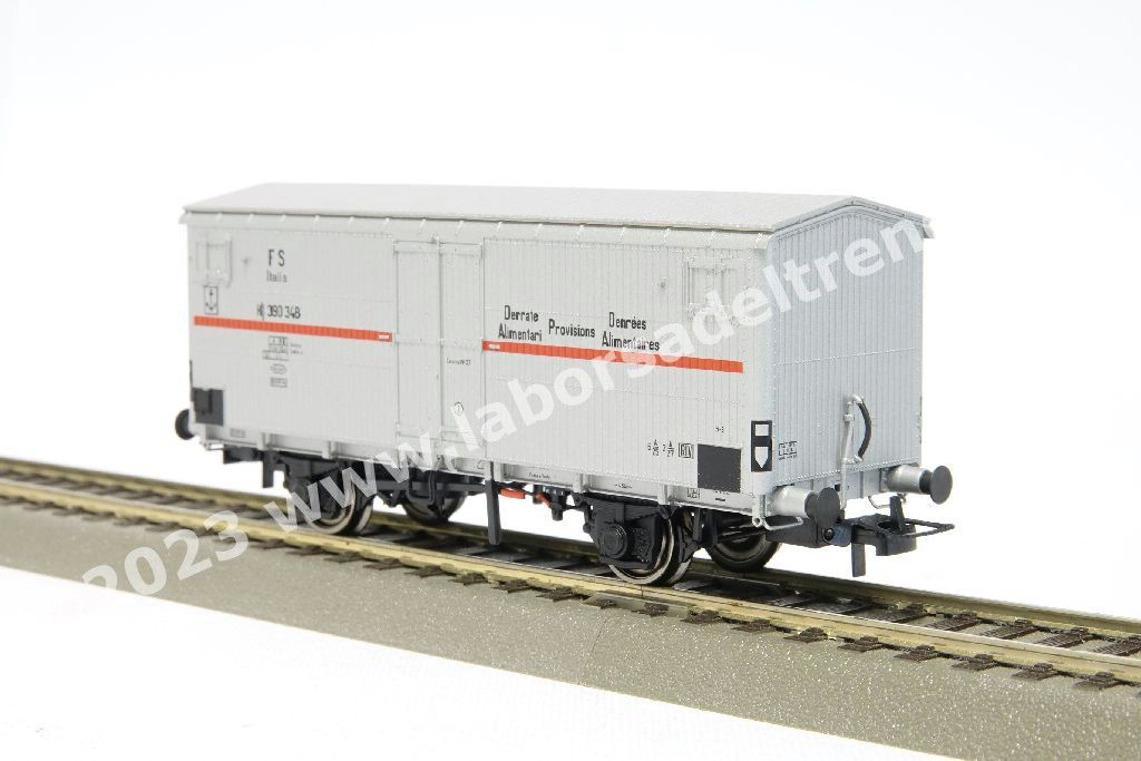 Set tre carri isotermici a due assi FS Italia tipo Hgb a sagoma Inglese (uno con garitta del frenatore), livrea inox con fascia rossa, epoca III
