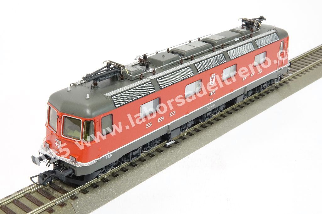 Locomotiva elettrica SBB Re 6/6 11673 'Cham', fanali rettangolari con cliamtizzatore, livrea rossa, epoca V/VI