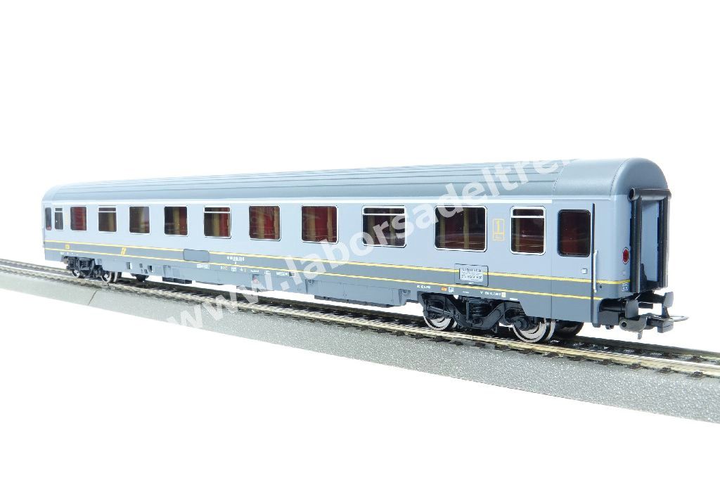 Set tre carrozze a scompartimenti FS tipo Eurofima, una 1° cl e due 2° cl., livrea bigrigio con filetti gialli, logo XMPR, epoca V