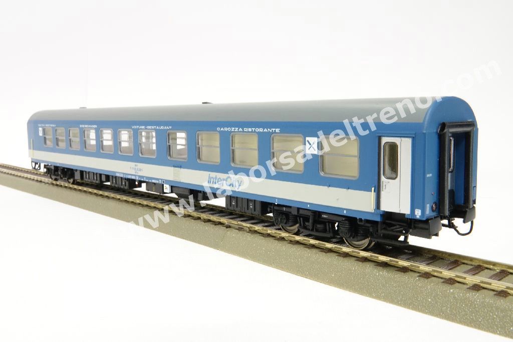 Set Intercity MAV, con una 1a cl. Apee, una 2a cl. Bpee e una ristorante tipo Bautzen, livrea IC, ep. V/VI