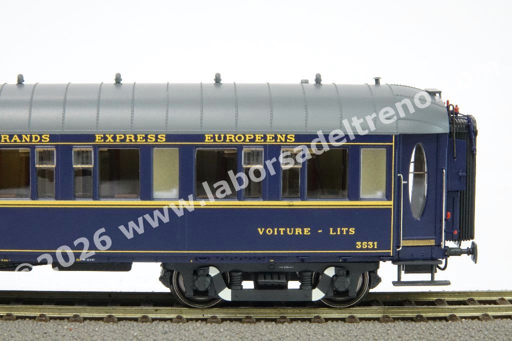 Carrozza letti CIWL tipo Lx 20, EIC, carrelli di origine, livrea blu tetto grigio, logo CIWL in rilievo, epoca III