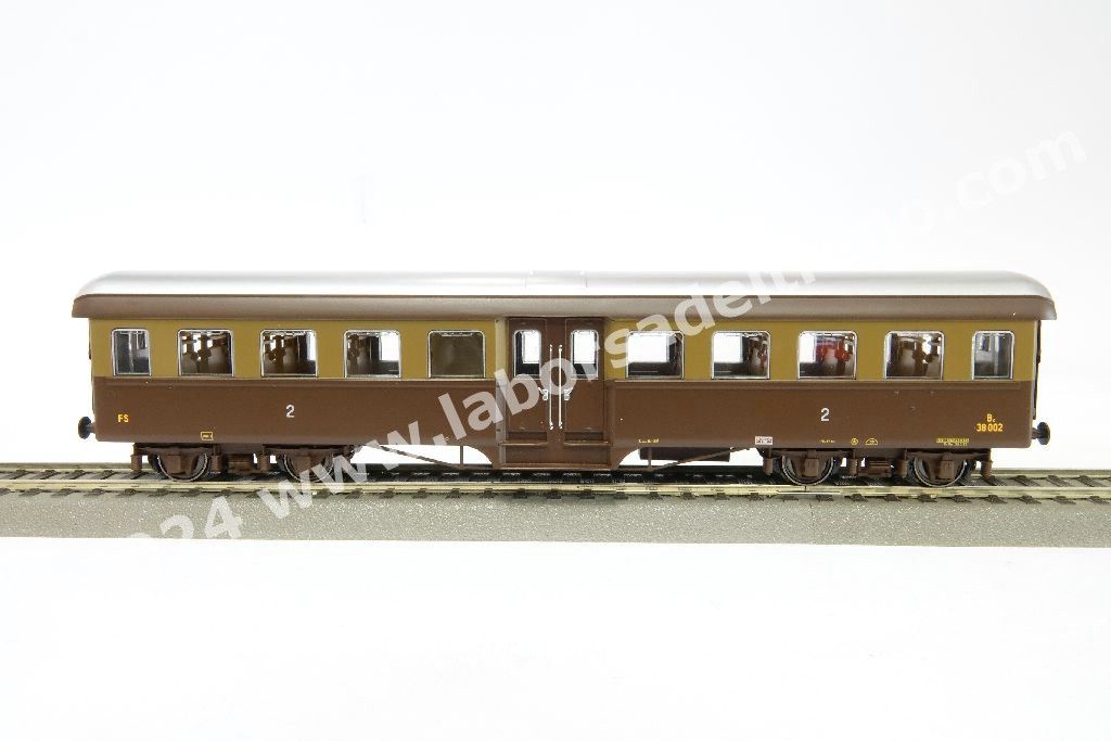 Set 'Treno Corbellini' delle FS Italia a tre elementi composto da un postale tipo UM 70000 e due 2° cl. tipo Corbellini, livrea castano/isabella, epoca III