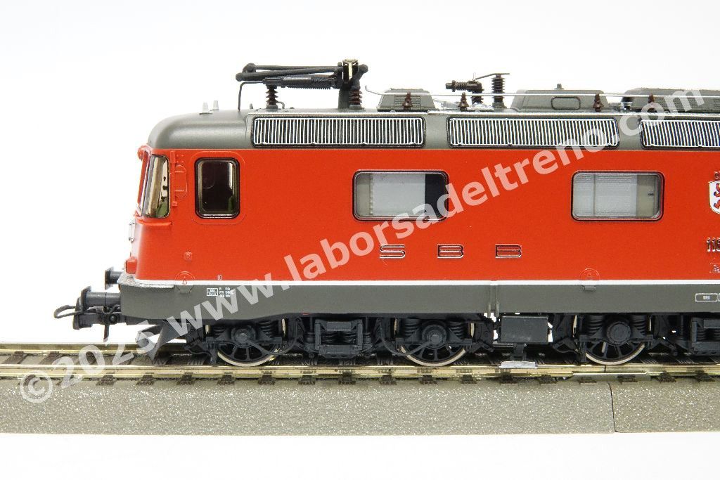 Locomotiva elettrica SBB Re 6/6 11673 'Cham', fanali rettangolari con cliamtizzatore, livrea rossa, epoca V/VI
