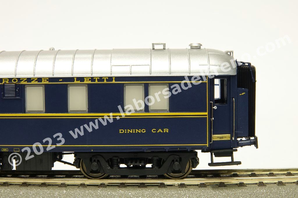 Carrozza ristorante CIWL tipo 1925R 'Pistoiesi', costruzione reggiane, affidata al parco FS, carrelli di origine PP, logo CIWL, livrea blu con tetto argento, epoca IV