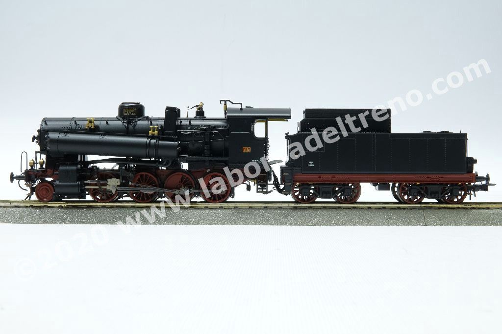 Locomotiva a vapore FS Gr 743 390, fanali elettrici, tender a carrelli, epoca III/IV