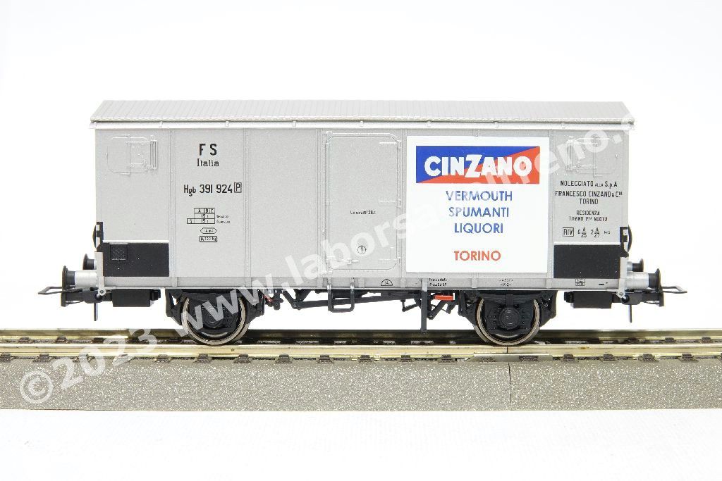 Coppia carri isotermici a due assi FS Italia tipo Hgb a sagoma Inglese, livrea inox con loghi 'Cinzano', epoca III