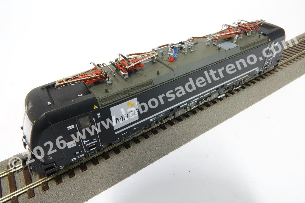 Locomotiva elettrica DB AG MRCE Br 193 718 'Vectron' a quattro pantografi, abilitata alla circolazione Germania-Austria-Italia-Svizzera-Olanda, livrea nera, logo MRCE, epoca VI
