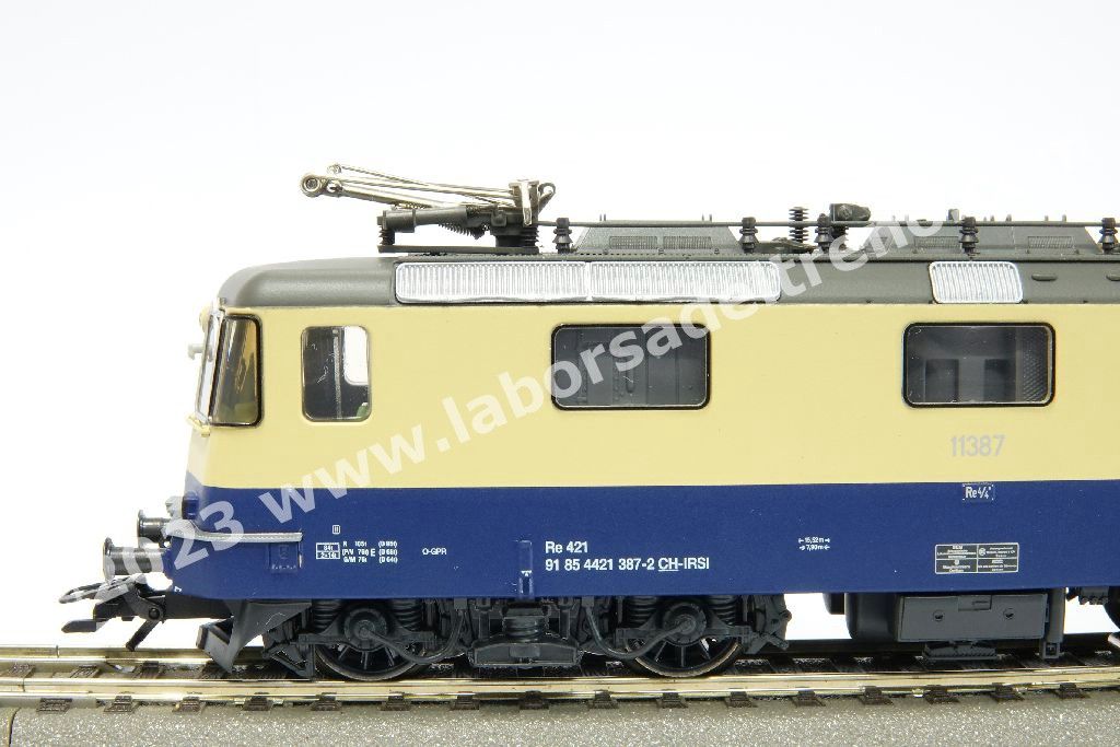 Coppia locomotive elettriche SBB IRSI 'International Rolling Stock Investment GmbH) Re 421 abilitate a circolare in Svizzera e Germania, una in livrea 'TEE' rosso/crema e una in livrea 'Rheingold' blu/crema, epoca VI - MFX Digital Sound