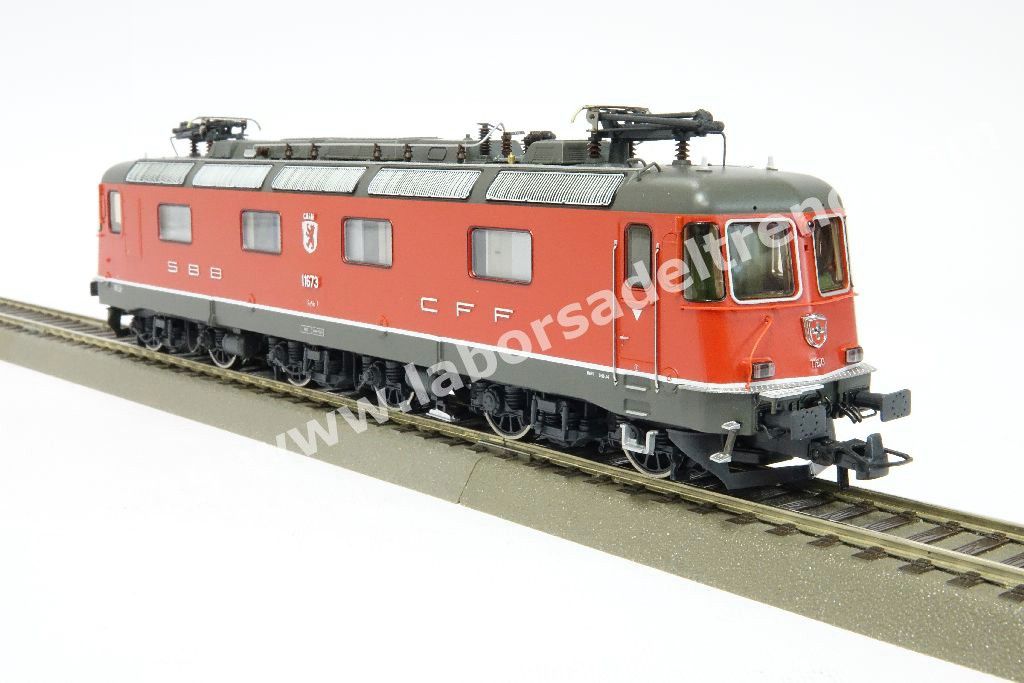 Locomotiva elettrica SBB Re 6/6 11673 'Cham', fanali rettangolari con cliamtizzatore, livrea rossa, epoca V/VI