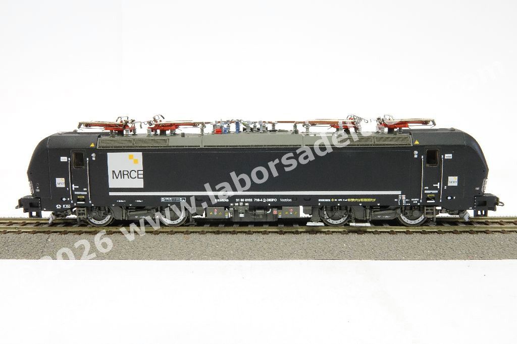 Locomotiva elettrica DB AG MRCE Br 193 718 'Vectron' a quattro pantografi, abilitata alla circolazione Germania-Austria-Italia-Svizzera-Olanda, livrea nera, logo MRCE, epoca VI