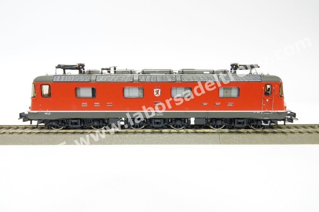 Locomotiva elettrica SBB Re 6/6 11673 'Cham', fanali rettangolari con cliamtizzatore, livrea rossa, epoca V/VI