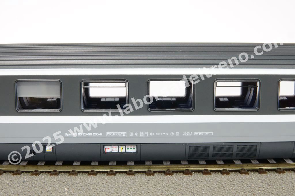 Set 1 'EC Ticino' delle SBB composto da una panoramica, una prima tipo Eurofima e due seconde tipo EC, livrea bigrigio con porte rosse, epoca V