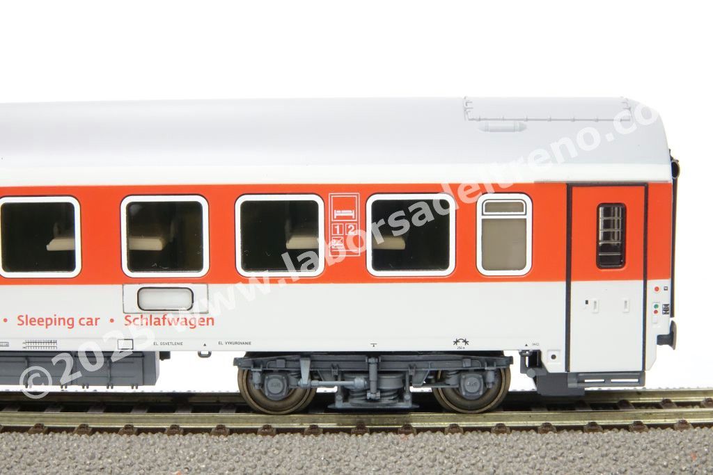 Carrozza letti tipo WLABmee della compagnia slovacca Wagon Service, livrea rosso/grigio, ep. VI