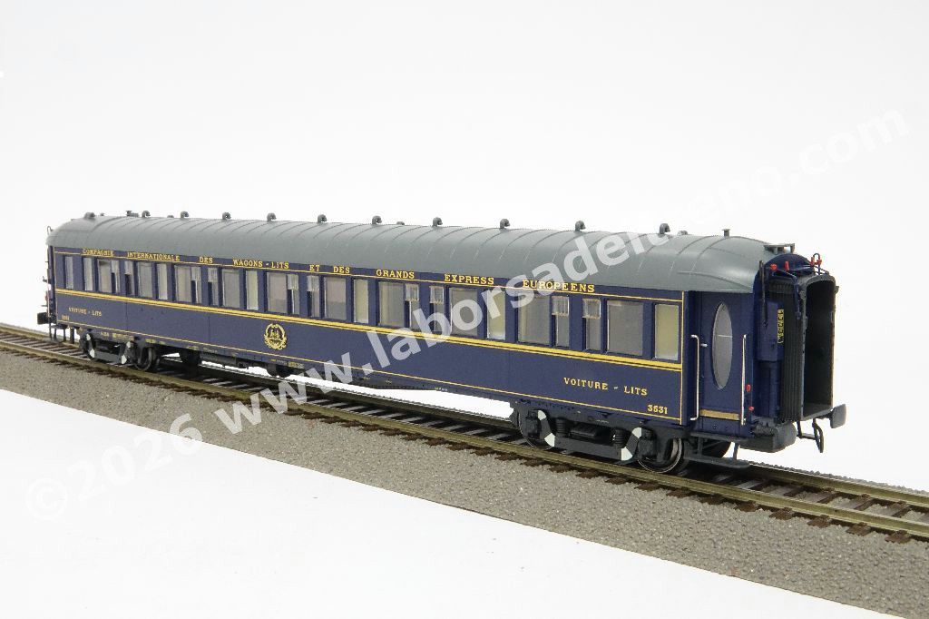 Carrozza letti CIWL tipo Lx 20, EIC, carrelli di origine, livrea blu tetto grigio, logo CIWL in rilievo, epoca III