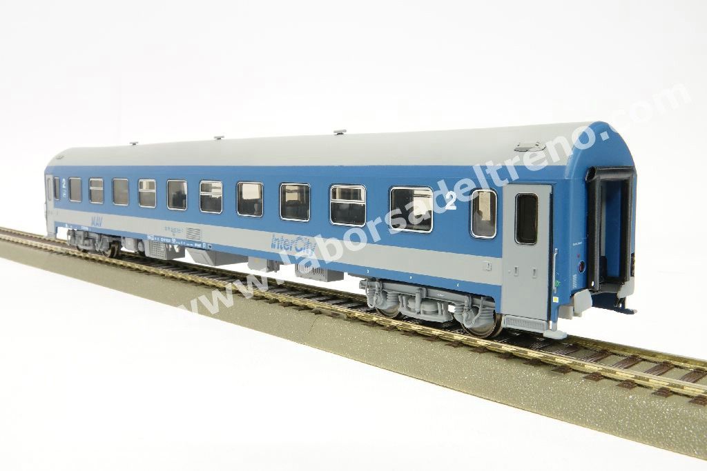 Set Intercity MAV, con una 1a cl. Apee, una 2a cl. Bpee e una ristorante tipo Bautzen, livrea IC, ep. V/VI