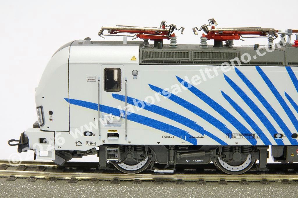 Locomotiva elettrica FS RTC (RailTractionCompany) Br 193 996, abilitata al servizio tra talia-Austria-Germania e molti paesi dell'este Europa, livrea Zebrata blu/rossa, logo RTC, epoca VI