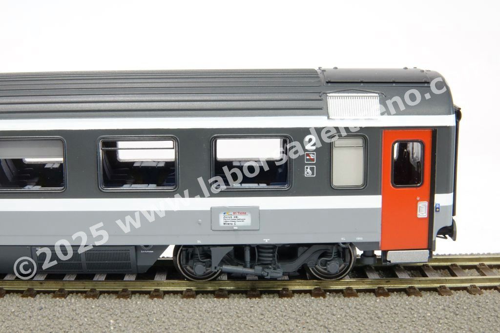 Set 1 'EC Ticino' delle SBB composto da una panoramica, una prima tipo Eurofima e due seconde tipo EC, livrea bigrigio con porte rosse, epoca V