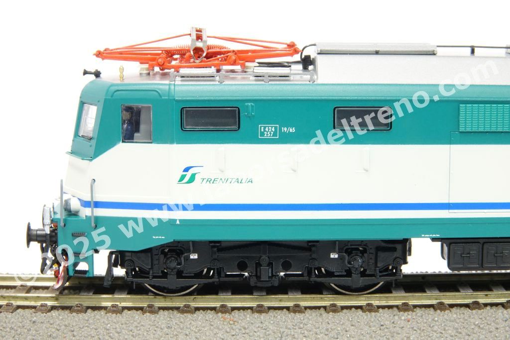 Loco elettrica E 424 257 delle FS per servizi navetta, livrea XMPR, logo Trenitalia, ep. V