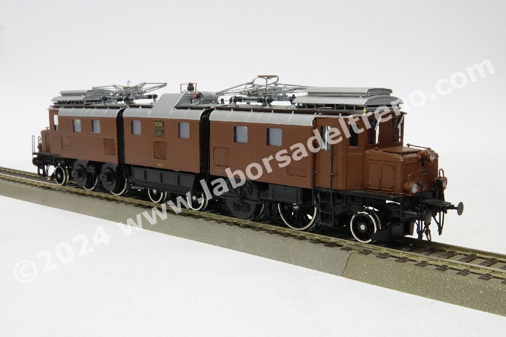 Locomotiva elettrica SBB Ae 4/8 11000, trasmissione Buchli e Tschanz, livrea marrone con telaio nero, epoca II/III