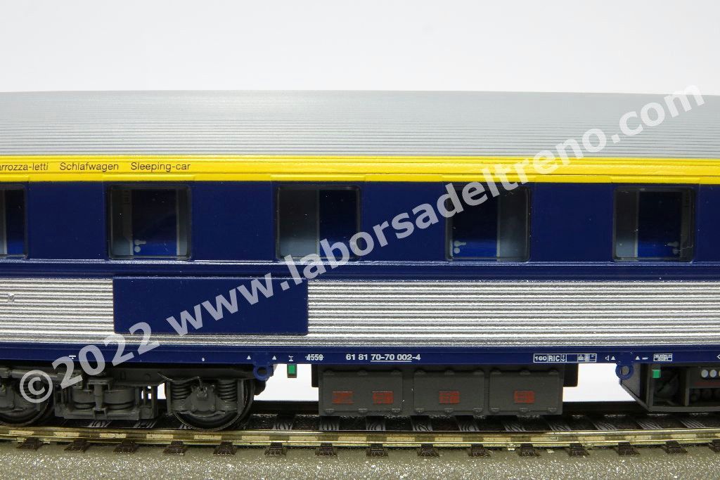Carrozza letti AB 30 ex tipo P delle OBB, livrea inox/blu, targa blu senza logo TEN, logo OBB, ep. V