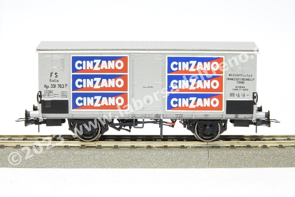 Coppia carri isotermici a due assi FS Italia tipo Hgb a sagoma Inglese, livrea inox con loghi 'Cinzano', epoca III
