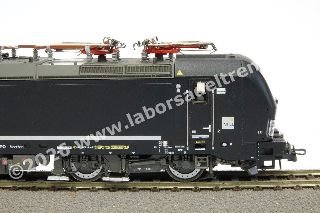 Locomotiva elettrica DB AG MRCE Br 193 718 'Vectron' a quattro pantografi, abilitata alla circolazione Germania-Austria-Italia-Svizzera-Olanda, livrea nera, logo MRCE, epoca VI