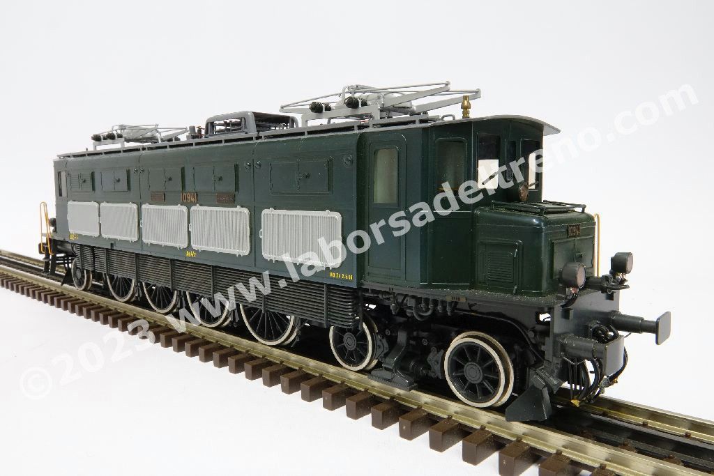 Locomotiva elettrica SBB Ae 4/7 10941 di 2° serie con avancorpi con griglie di areazione sperimentali, livrea verde, epoca III
