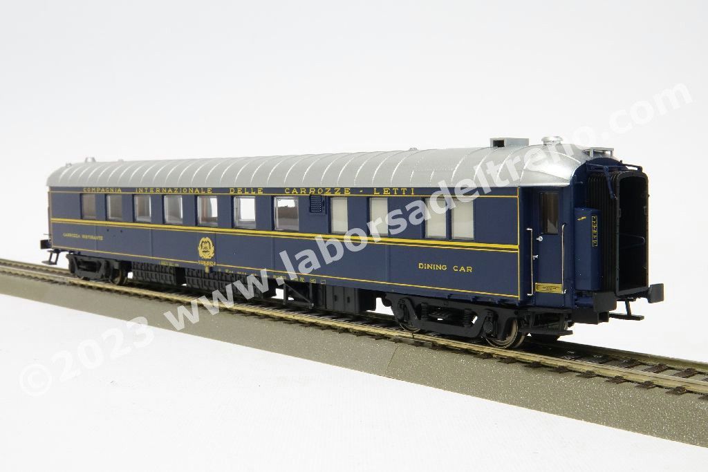 Carrozza ristorante CIWL tipo 1925R 'Pistoiesi', costruzione reggiane, affidata al parco FS, carrelli di origine PP, logo CIWL, livrea blu con tetto argento, epoca IV