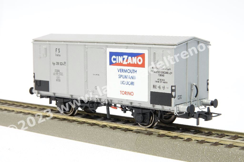 Coppia carri isotermici a due assi FS Italia tipo Hgb a sagoma Inglese, livrea inox con loghi 'Cinzano', epoca III