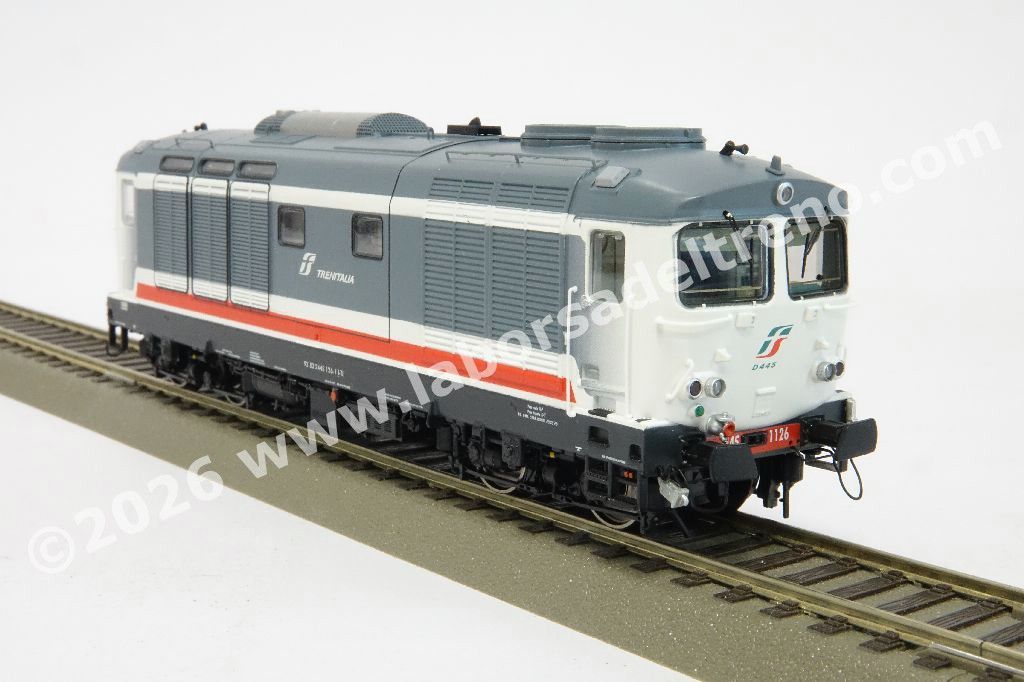 Locomotiva diesel FS Trenitalia D 445 1126 di 3° Serie, livrea Intercity Sun bianco/grigia con fascia rossa, logo Trenitalia, epocaVI