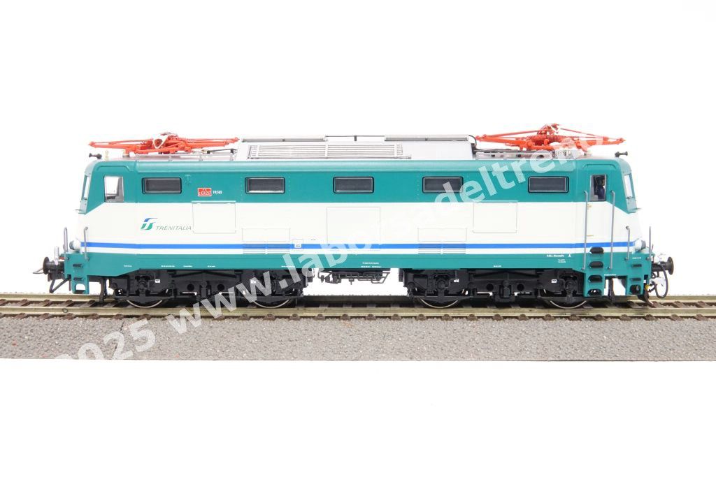 Loco elettrica E 424 257 delle FS per servizi navetta, livrea XMPR, logo Trenitalia, ep. V