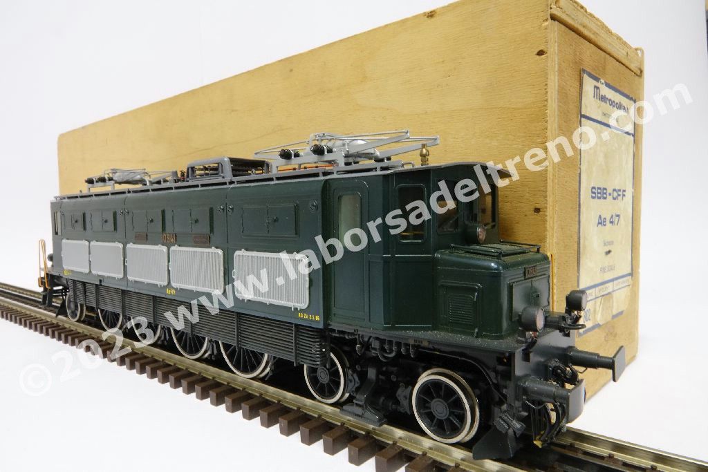 Locomotiva elettrica SBB Ae 4/7 10941 di 2° serie con avancorpi con griglie di areazione sperimentali, livrea verde, epoca III