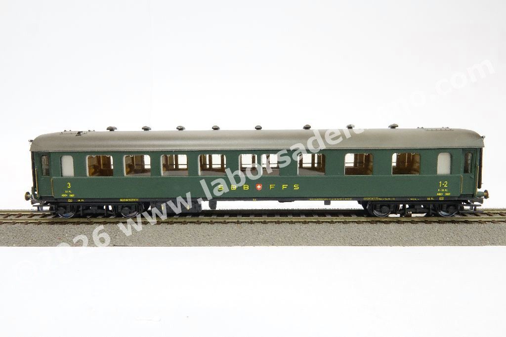 Carrozza a carrelli tipo Stahlwagen di 1a/2a/3a cl. SBB, livrea verde, logo a scudo, ep. III - Ill.ne interna con sistema CA