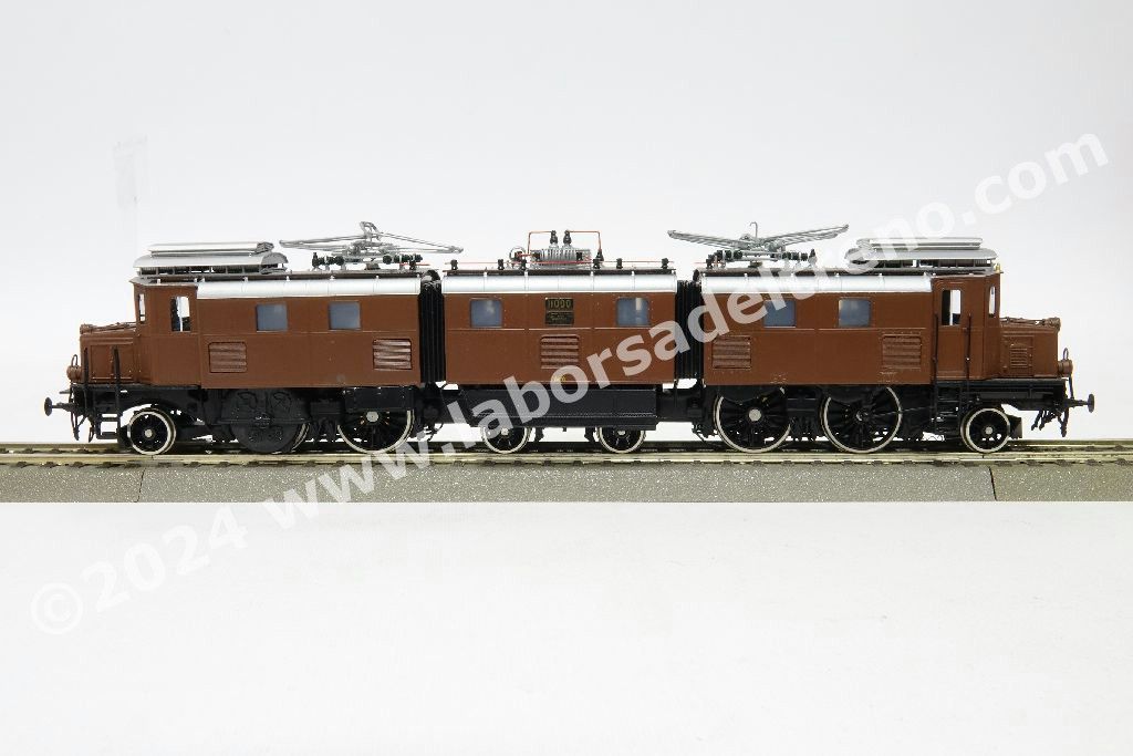Locomotiva elettrica SBB Ae 4/8 11000, trasmissione Buchli e Tschanz, livrea marrone con telaio nero, epoca II/III