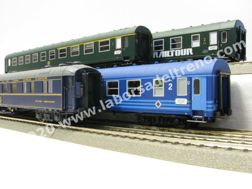 Set 3 'Freccia del Sole' Bruxelles-Riccione SNCB con due cuccette tipo I5 di 2° cl. una blu/azzurra e un verde, una mista 1°/2° cl. Tipo I4, e una carrozza CIWL ristorante, logo RAILTOUR bianca, epoca IV