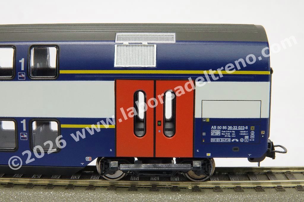 Set tre carrozze a due piani SBB S-Banh Zurich, due di 2° cl. di cui una pilota e una mista 1°/2° cl., livrea blu con porte rosse, epoca VI