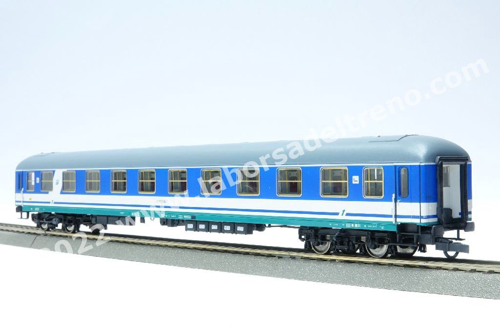 Carrozza tipo X di 1a cl. FS, livrea XMPR PAX con fascia blu sui finestrini, logo Trenitalia, carrelli MD50, ep. V
