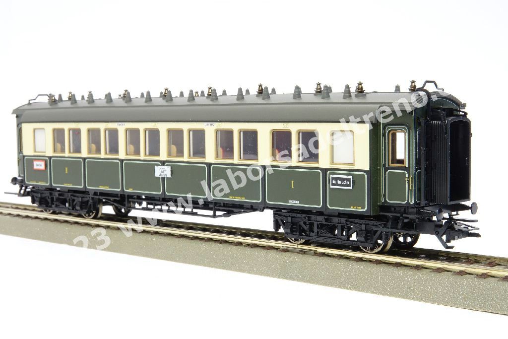 Convoglio 'Bavarian Express' delle K.Bay.Sts.B con vaporiera S 3/6 'Hochhaxige', tre carrozze di 3° cl., una mista di 1°/2° cl. E un bagagliaio in livrea crema/verde, epoca I - MFX Digital Sound
