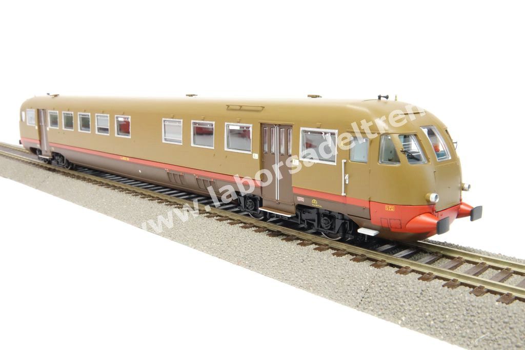Rimorchiata FS Le 800.011 attrezzata con Ripetizione Segnali, livrea castano/isabella con fascia rossa, fanali moderni, ep. IV - Ill.ne interna