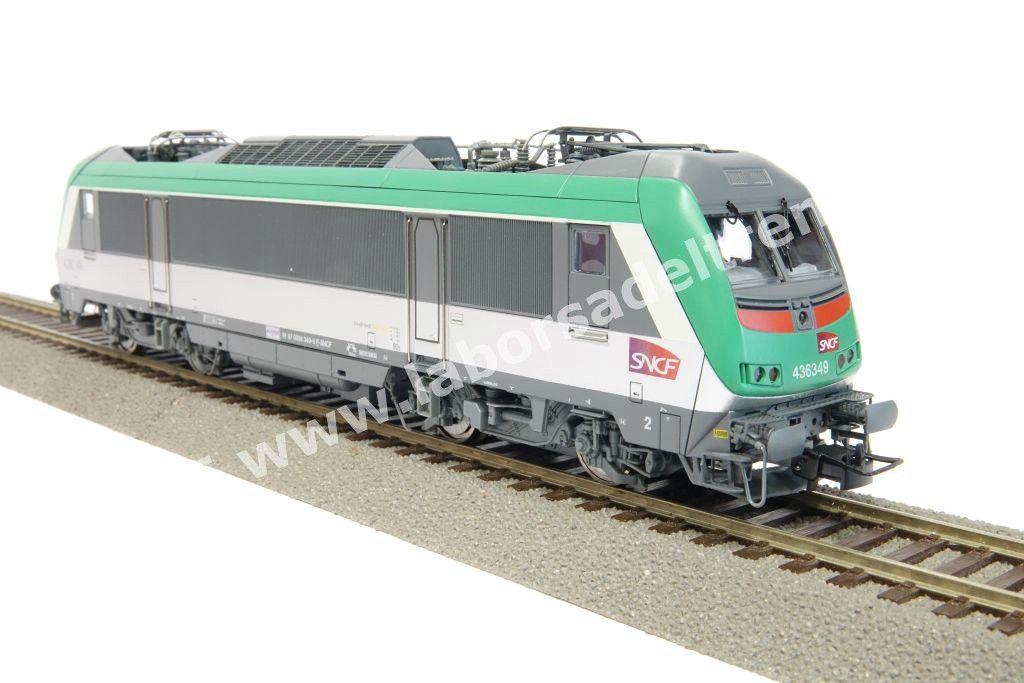 Locomotiva elettrica bitensione SNCF BB 436349 'Astride' per interoperabilità con Italia, livrea argento con fascia verde e fascia anti-infortunistica, epoca V/VI