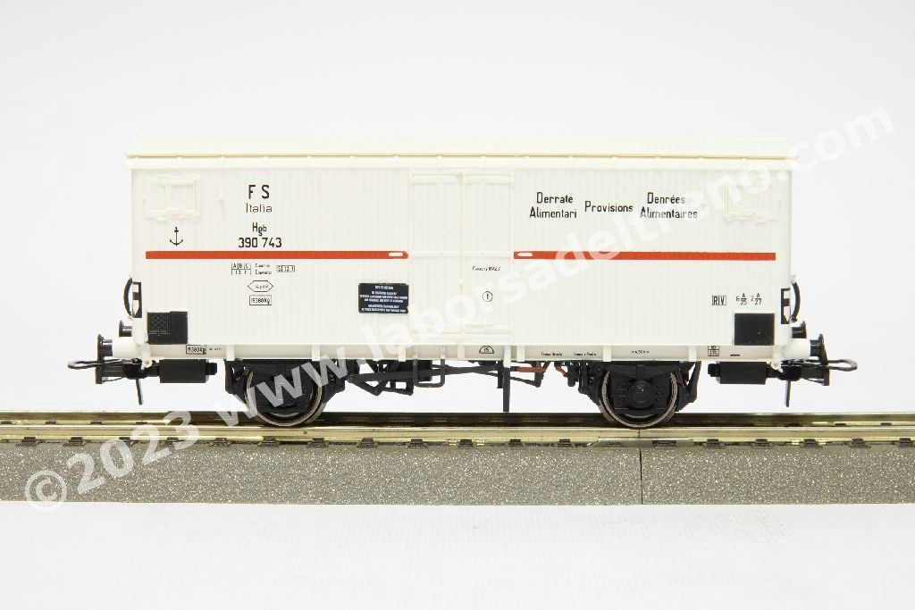 Set 3 carri refrigerati FS Italia tipo Hgb a sagoma Inglese, uno con garitta del frenatore, livrea bianca con fascia rossa, epoca III