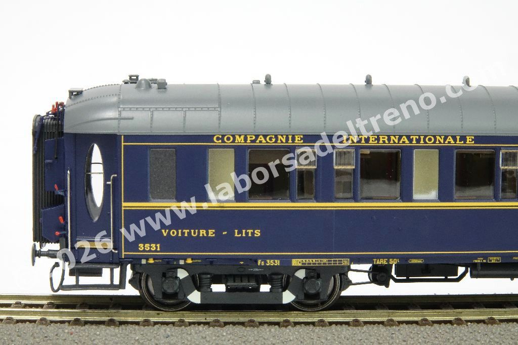 Carrozza letti CIWL tipo Lx 20, EIC, carrelli di origine, livrea blu tetto grigio, logo CIWL in rilievo, epoca III
