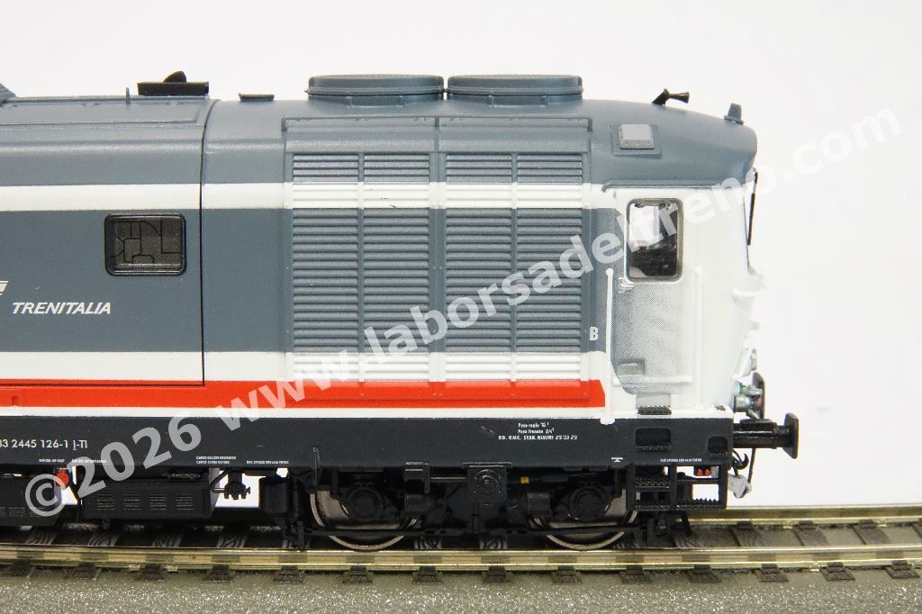 Locomotiva diesel FS Trenitalia D 445 1126 di 3° Serie, livrea Intercity Sun bianco/grigia con fascia rossa, logo Trenitalia, epocaVI