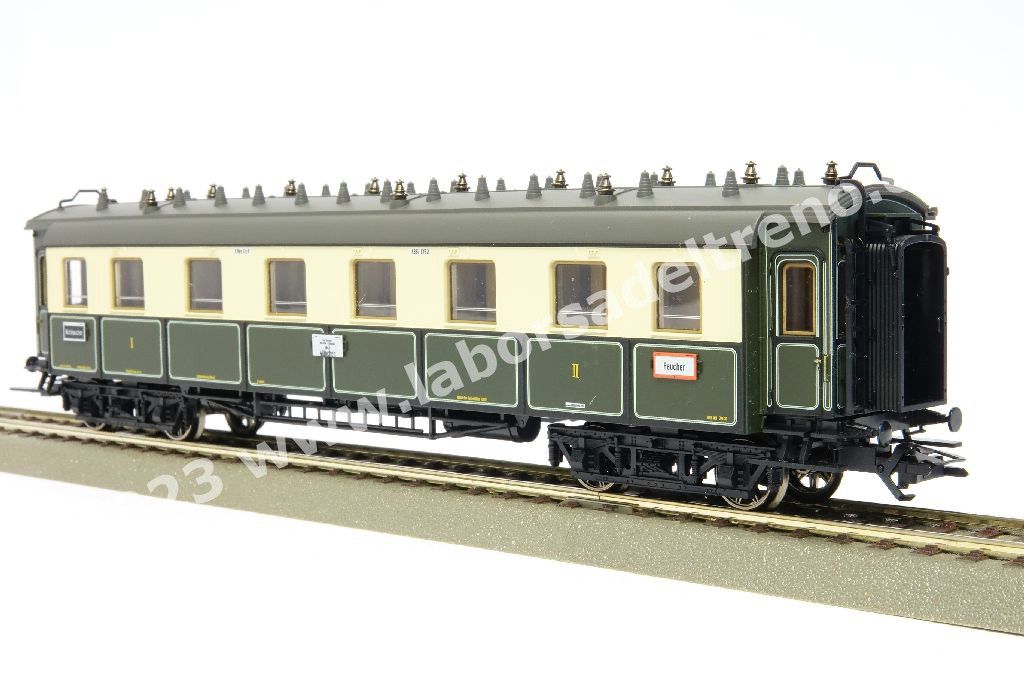 Convoglio 'Bavarian Express' delle K.Bay.Sts.B con vaporiera S 3/6 'Hochhaxige', tre carrozze di 3° cl., una mista di 1°/2° cl. E un bagagliaio in livrea crema/verde, epoca I - MFX Digital Sound